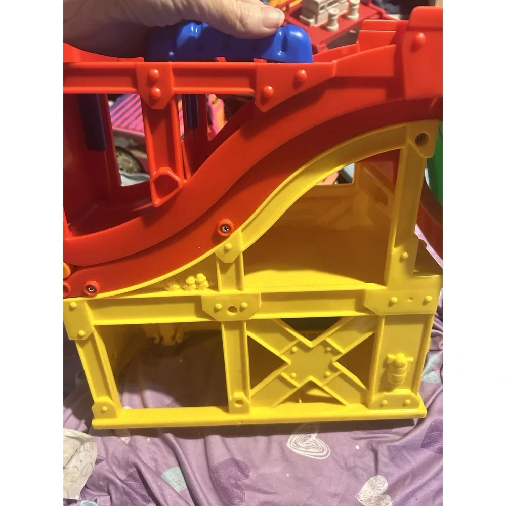 Fisher Price Little People Fold & Go Wheelies Rev N Sounds Car Race Track Ramp